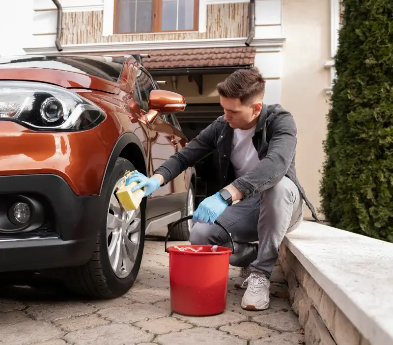 Lavage auto à domicile Grand-Camp : professionnel intervenant sur un véhicule